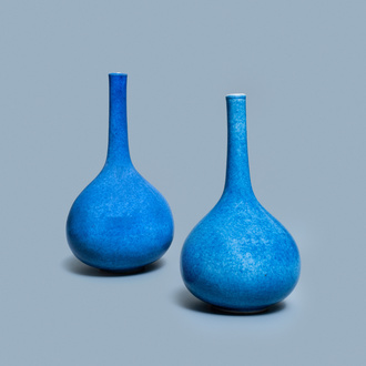 Une paire de vases de forme bouteille en porcelaine de Chine bleu poudré monochrome, Kangxi